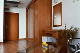 Гостевой дом So rooms city centre Будва Трехместный номер с террасой-5