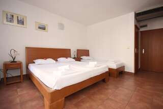 Гостевой дом So rooms city centre Будва Трехместный номер с террасой-8